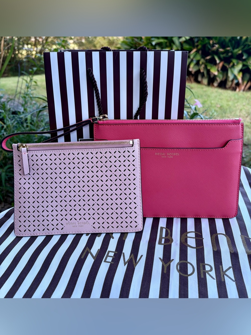 💝🎀NWT HENRI BENDEL Kangaroo 2-in-1 Zip
Clutch/Wristlet Pink & Coral
Saffiano 🎀💝